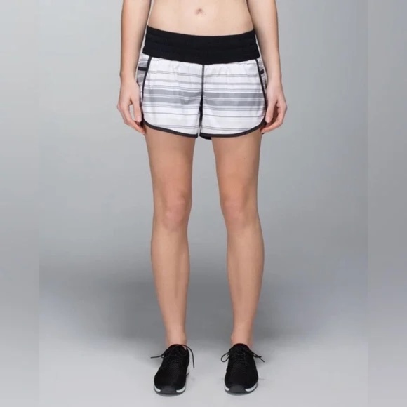 Lululemon Tracker Short *2-way Stretch Mini Groovy Stripe Dune Horizontal Black - Picture 1 of 9